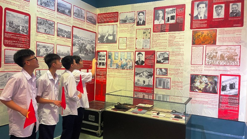 Học sinh thành phố Hải Phòng tham quan phòng trưng bày chuyên đề “Dấu ấn mùa thu lịch sử” tại Bảo thành Hải Phòng.