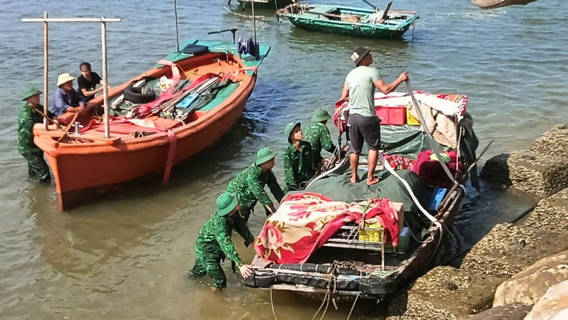 Bộ đội Biên phòng Hải Phòng hỗ trợ người dân đưa tàu thuyền về nơi tránh trú bão an toàn.