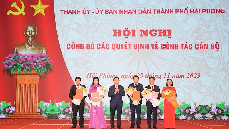 Bí thư Thành ủy Hải Phòng Lê Tiến Châu trao các quyết định của Ban Thường vụ Thành ủy Hải Phòng cho các đồng chí được phân công, điều động, bổ nhiệm.