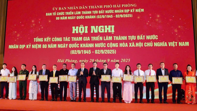Lãnh đạo thành phố Hải Phòng khen thưởng các tập thể, cá nhân có thành tích xuất sắc trong quá trình tham gia Triển lãm thành tựu đất nước nhân dịp kỷ niệm 80 năm Ngày Quốc khánh.