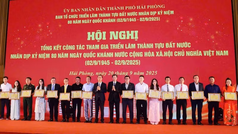 Lãnh đạo thành phố Hải Phòng khen thưởng các tập thể, cá nhân có thành tích xuất sắc trong quá trình tham gia Triển lãm thành tựu đất nước nhân dịp kỷ niệm 80 năm Ngày Quốc khánh.