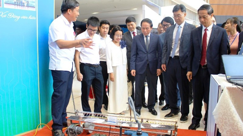 Lãnh đạo thành phố Hải Phòng tham quan gian hàng tại Techfest Hải Phòng 2025. (Ảnh minh họa: XUÂN TRƯỜNG)