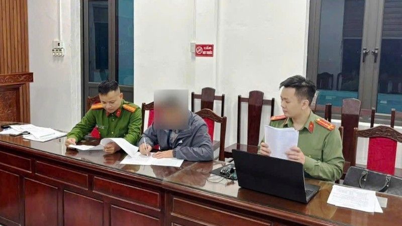 Phòng An ninh mạng và phòng chống tội phạm sử dụng công nghệ cao Công an thành phố Hải Phòng xử phạt trường hợp đăng tải bình luận xuyên tạc, xúc phạm lãnh đạo thành phố trên không gian mạng. (Ảnh: Công an Hải Phòng)