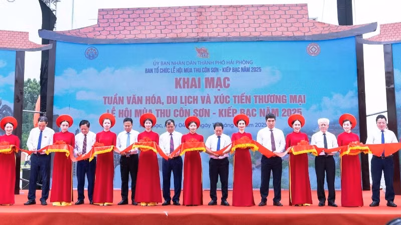 Các đại biểu thực hiện nghi thức khai mạc Tuần Văn hóa, Du lịch và Xúc tiến thương mại Lễ hội mùa thu Côn Sơn-Kiếp Bạc năm 2025.