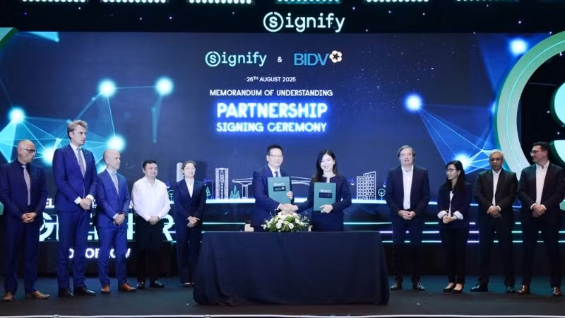 Signify Việt Nam và Ngân hàng Thương mại cổ phần Đầu tư và Phát triển Việt Nam ký kết hợp tác hỗ trợ doanh nghiệp giảm phát thải.