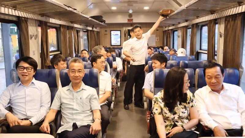 Cán bộ, công chức, viên chức, người lao động đi chuyến tàu HP15 từ phía tây sang trung tâm thành phố Hải Phòng để làm việc. (Ảnh: Cổng TTĐT Hải Phòng)