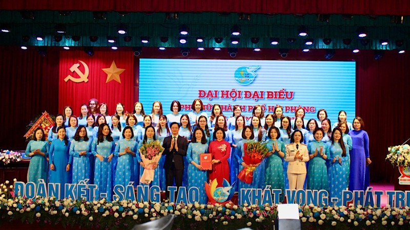 Chủ tịch Hội Liên hiệp Phụ nữ Việt Nam Nguyễn Thị Tuyến và lãnh đạo thành phố Hải Phòng trao Quyết định, tặng hoa chúc mừng Ban Chấp hành Hội Liên hiệp Phụ nữ thành phố Hải Phòng khóa I, nhiệm kỳ 2025-2030.