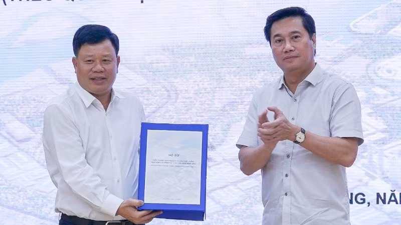 Thứ trưởng Xây dựng Nguyễn Tường Văn bàn giao hồ sơ điều chỉnh quy hoạch chung xây dựng khu kinh tế Đình Vũ-Cát Hải đến năm 2045 cho Trưởng Ban Quản lý Khu Kinh tế Hải Phòng Lê Trung Kiên.