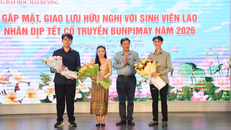Đồng chí Nguyễn Quang Phúc, Trưởng Ban Tuyên giáo và Dân vận Thành ủy Hải Phòng tặng hoa, chúc mừng các sinh viên Lào đang học tập tại Hải Phòng. (Ảnh: ĐÀM THANH)