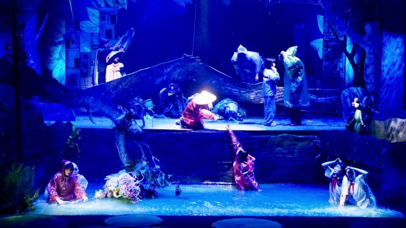 Một cảnh trong vở diễn “Giấc mơ Ếch xanh” của Nhà hát Sân khấu truyền thống Hải Phòng tại Liên hoan quốc tế sân khấu thử nghiệm lần thứ VI năm 2025.