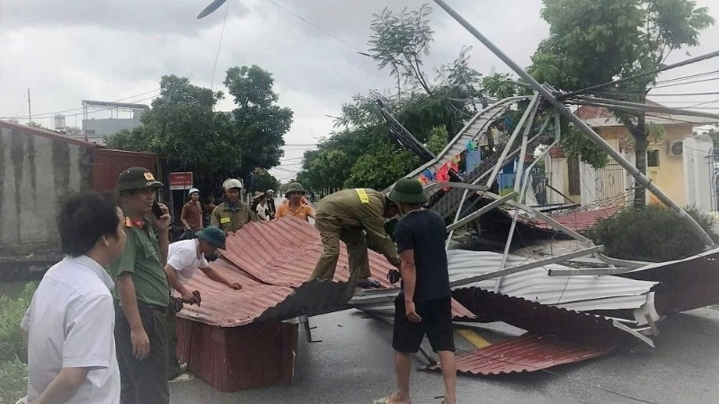 Các lực lượng tập trung khắc phục thiệt hại do bão số 10 gây ra trên địa bàn.