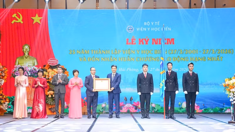 Phó Chủ tịch Quốc hội Vũ Hồng Thanh trao Huân chương Lao động hạng Nhất cho Viện Y học biển.