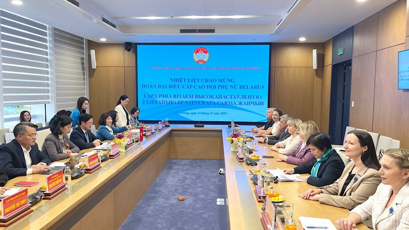 Đồng chí Phạm Văn Lập, Phó Bí thư Thành ủy, Chủ tịch Ủy ban Mặt trận Tổ quốc Việt Nam thành phố Hải Phòng trao đổi với Đoàn đại biểu cấp cao Hội Phụ nữ Cộng hòa Belarus.
