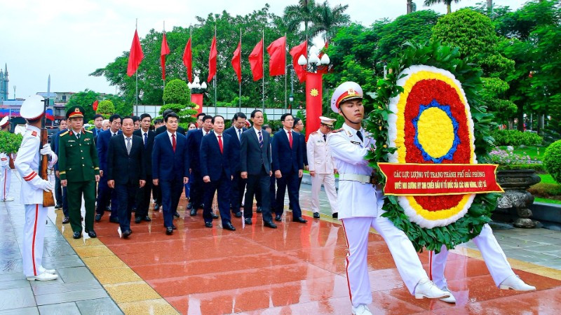 Đoàn đại biểu dâng hương viếng các Anh hùng liệt sĩ tại Đài tưởng niệm các Anh hùng liệt sĩ thành phố. (Ảnh: Duy Thính)