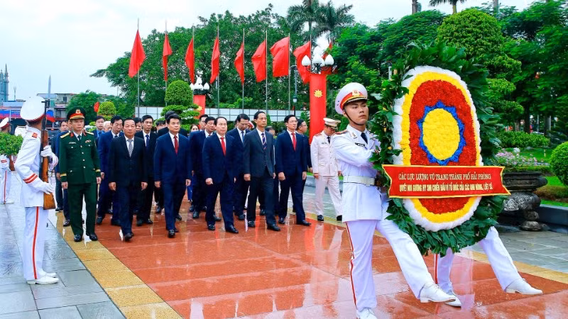 Đoàn đại biểu dâng hương viếng các Anh hùng liệt sĩ tại Đài tưởng niệm các Anh hùng liệt sĩ thành phố. (Ảnh: Duy Thính)