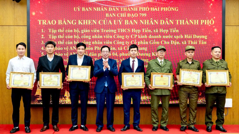 Phó Chủ tịch Ủy ban nhân dân thành phố Hải Phòng Vũ Tiến Phụng trao Bằng khen của Chủ tịch Ủy ban nhân dân thành phố cho các tập thể, cá nhân có thành tích xuất sắc trong công tác phòng chống tội phạm, tệ nạn xã hội và xây dựng phong trào toàn dân bảo vệ an ninh Tổ quốc năm 2025.