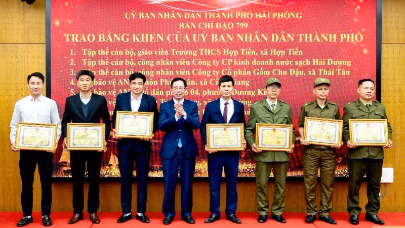Phó Chủ tịch Ủy ban nhân dân thành phố Hải Phòng Vũ Tiến Phụng trao Bằng khen của Chủ tịch Ủy ban nhân dân thành phố cho các tập thể, cá nhân có thành tích xuất sắc trong công tác phòng chống tội phạm, tệ nạn xã hội và xây dựng phong trào toàn dân bảo vệ an ninh Tổ quốc năm 2025.