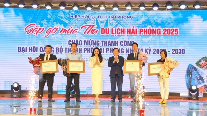 Lãnh đạo Sở Văn hóa, Thể thao và Du lịch, HIệp hội Du lịch Hải Phòng chúc mừng các đơn vị được nhận “Giải thưởng Du lịch Việt Nam năm 2025”.