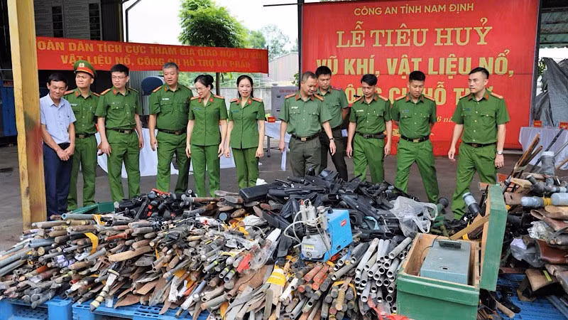 Số lượng lớn vũ khí, vật liệu nổ, công cụ hỗ trợ chuẩn bị tiêu hủy.