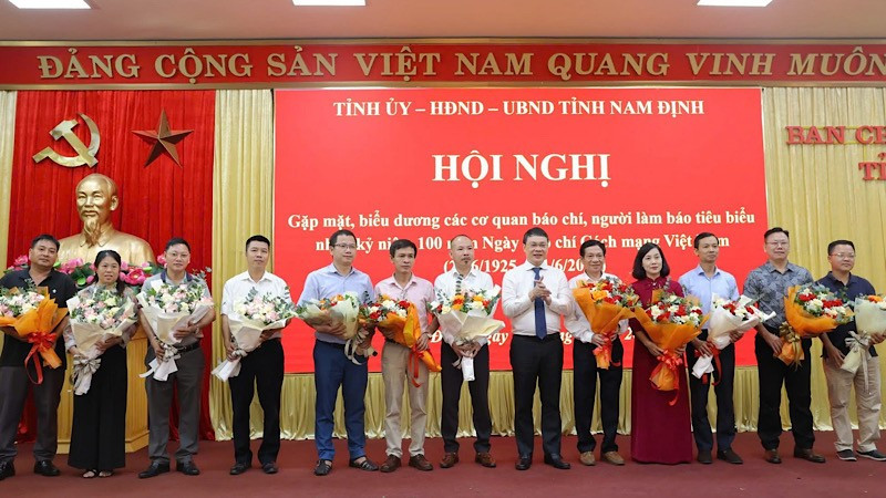 Đồng chí Bí thư Tỉnh ủy Nam Định Đặng Khánh Toàn tặng hoa chúc mừng các cơ quan báo chí.