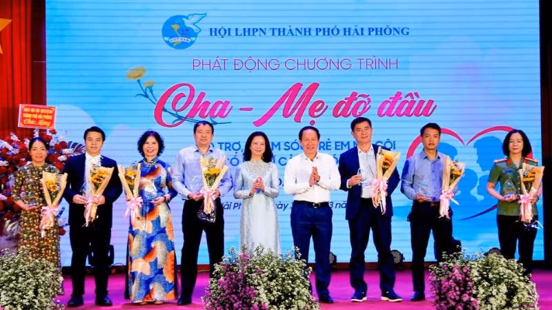 Bí thư Thành ủy Hải Phòng Lê Tiến Châu và Chủ tịch Hội Liên hiệp Phụ nữ thành phố Hải Phòng Trần Thu Hương tặng hoa các nhà hảo tâm đã đồng hành cùng chương trình "Cha - Mẹ đỡ đầu".