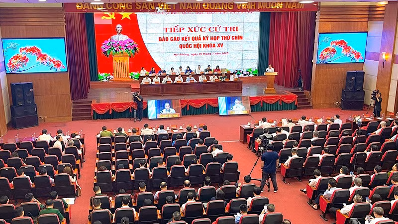 Quang cảnh tiếp xúc cử tri tại Trung tâm hội nghị thành phố Hải Phòng. (Ảnh: XUÂN TRƯỜNG)