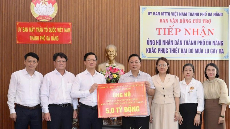 Đồng chí Phạm Văn Lập, Phó Bí thư Thành ủy, Chủ tịch Ủy ban Mặt trận Tổ quốc Việt Nam thành phố Hải Phòng trao 5 tỷ đồng hỗ trợ người dân thành phố Đà Nẵng khắc phục hậu quả mưa lũ.