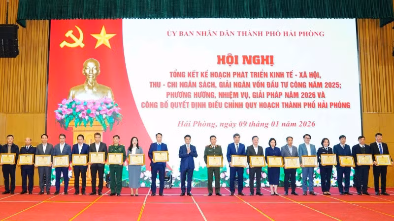 Chủ tịch Ủy ban nhân dân thành phố Hải Phòng Lê Ngọc Châu khen thưởng các tập thể, cá nhân hoàn thành xuất sắc nhiệm vụ năm 2025.