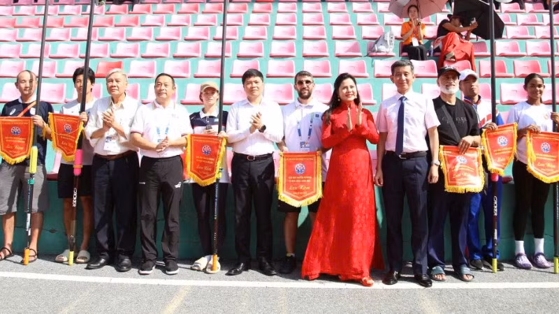 Đại diện lãnh đạo thành phố Hải Phòng và Ban tổ chức giải trao cờ lưu niệm cho các đội tuyển.