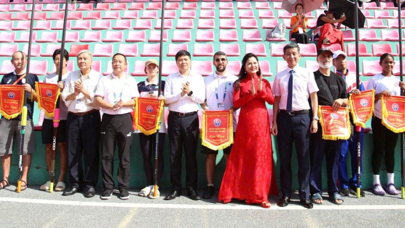 Đại diện lãnh đạo thành phố Hải Phòng và Ban tổ chức giải trao cờ lưu niệm cho các đội tuyển.