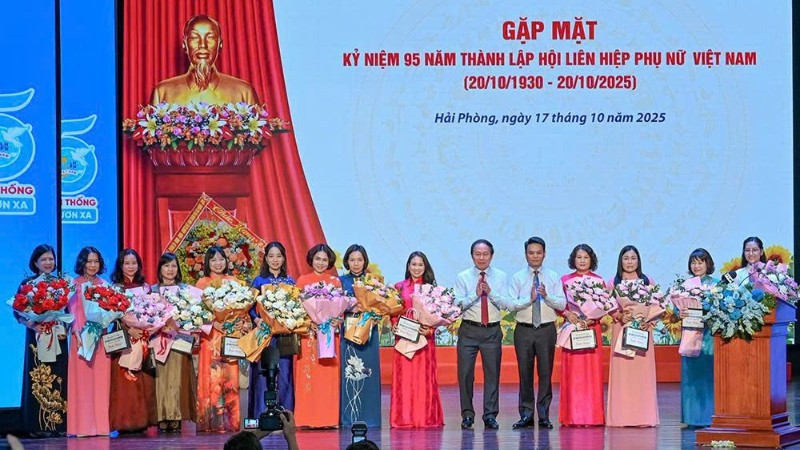 Các đồng chí lãnh đạo thành phố Hải Phòng chúc mừng, biểu dương cán bộ nữ, cán bộ Hội phụ nữ Hải Phòng tại buổi gặp mặt.