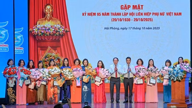 Các đồng chí lãnh đạo thành phố Hải Phòng chúc mừng, biểu dương cán bộ nữ, cán bộ Hội phụ nữ Hải Phòng tại buổi gặp mặt.