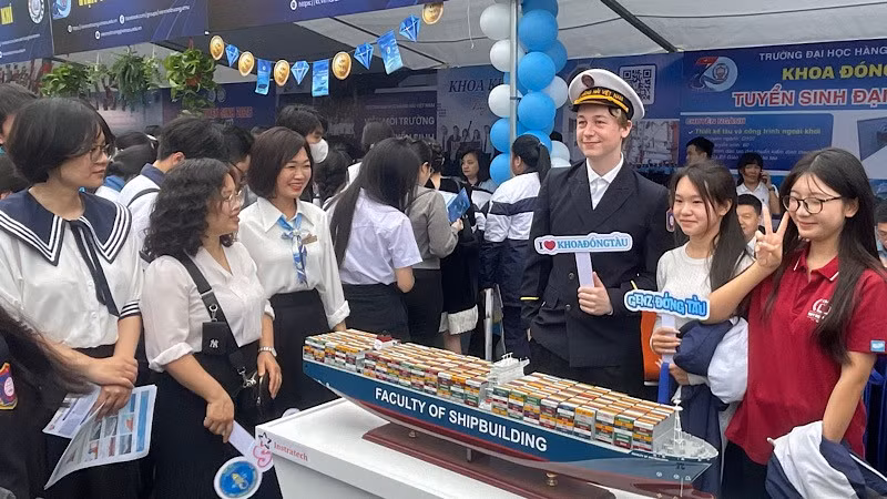 Thành phố Hải Phòng hướng tới mục tiêu trở thành trung tâm giáo dục, đào tạo hàng đầu cả nước. Trong ảnh là ngày hội tư vấn tuyển sinh tại Trường đại học Hàng hải Việt Nam.