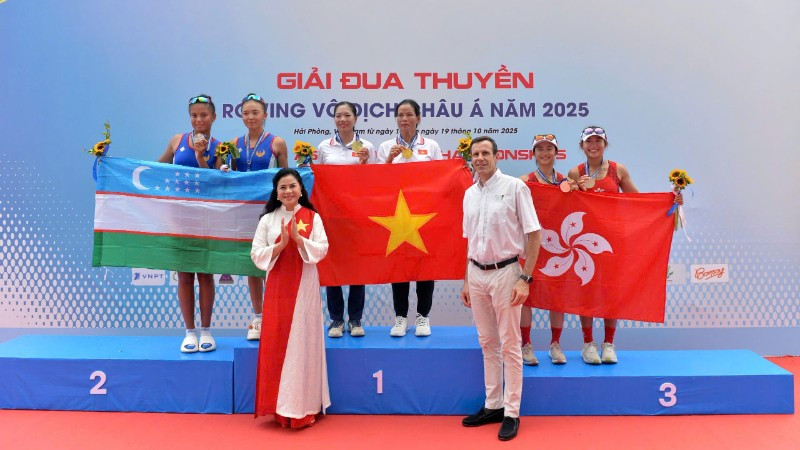 Ban tổ chức trao huy chương cho các vận động viên tại giải.