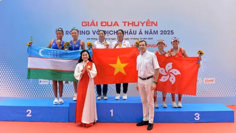 Ban tổ chức trao huy chương cho các vận động viên tại giải.