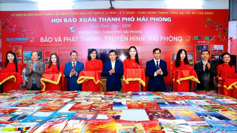 Các đại biểu thực hiện nghi thức khai mạc Hội báo Xuân Bính Ngọ 2026 thành phố Hải Phòng.