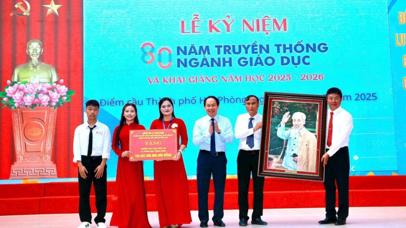 Dịp này, đồng chí Lê Tiến Châu, Bí thư Thành ủy Hải Phòng trao quà là phòng học thông minh trị giá 300 triệu đồng tặng thầy và trò Trường trung học phổ thông Mạc Đĩnh Chi. (Ảnh: DUY THÍNH)