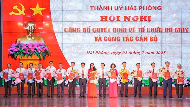 Lãnh đạo Thành ủy Hải Phòng trao các quyết định về công tác cán bộ tại Hội nghị.