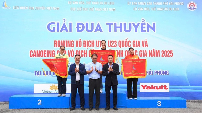 Ban tổ chức trao cờ nhất, nhì, ba toàn đoàn cho các đội tuyển.