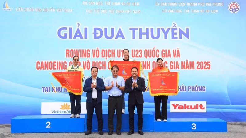 Ban tổ chức trao cờ nhất, nhì, ba toàn đoàn cho các đội tuyển.