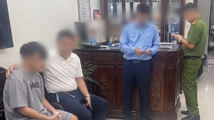 Lực lượng chức năng đưa cháu N.T.A ở phường Tân Hưng (Hải Phòng) về nhà an toàn. (Ảnh Công an thành phố Hải Phòng)