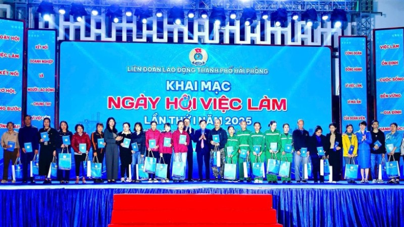 Đại diện Tổng Liên đoàn Lao động Việt Nam và Liên đoàn Lao động thành phố Hải Phòng tặng quà đoàn viên, người lao động có hoàn cảnh khó khăn.