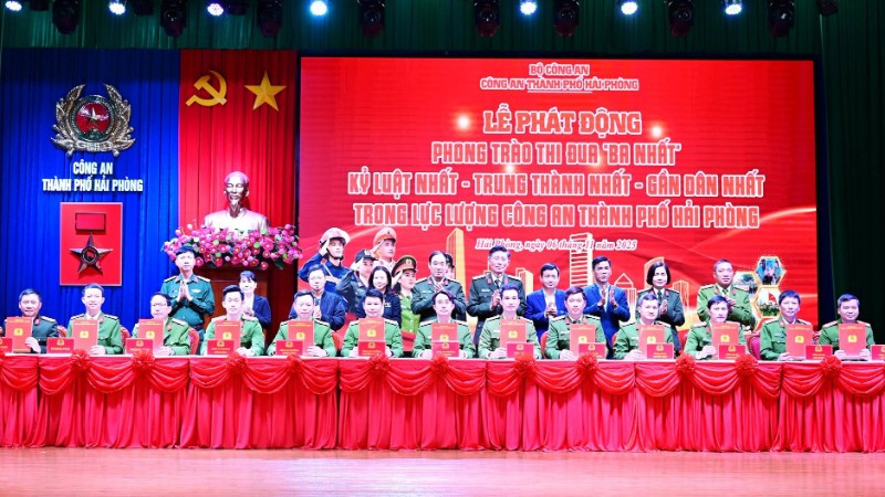 Đại diện các đơn vị Công an thuộc Công an thành phố Hải Phòng ký giao ước thi đua "Ba nhất". (Ảnh: Công an Hải Phòng)