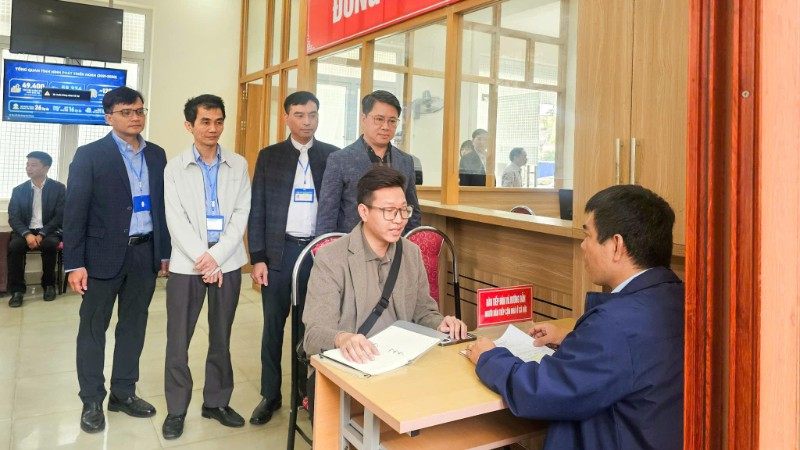 Cán bộ Sở Xây dựng Hải Phòng giải đáp, hướng dẫn về hồ sơ, trình tự thực hiện chính sách nhà ở xã hội.