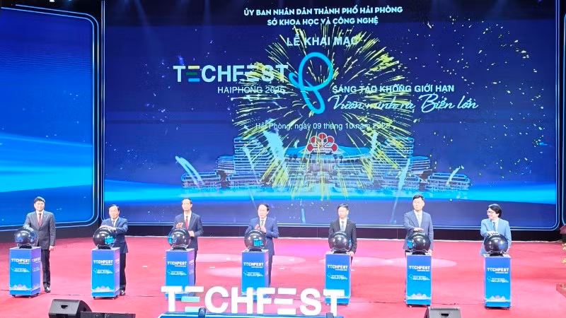 Các đại biểu thực hiện nghi thức khai mạc Techfest Hải Phòng 2025.