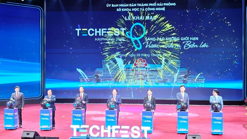 Các đại biểu thực hiện nghi thức khai mạc Techfest Hải Phòng 2025.
