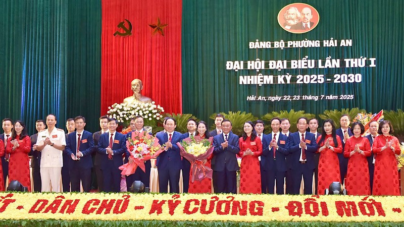 Đồng chí Trần Cẩm Tú, Ủy viên Bộ Chính trị, Thường trực Ban Bí thư và đồng chí Lê Tiến Châu, Ủy viên Trung ương Đảng, Bí thư Thành ủy Hải Phòng chúc mừng Ban Chấp hành Đảng bộ phường Hải An, nhiệm kỳ 2025-2030. (Ảnh: XUÂN TRƯỜNG)