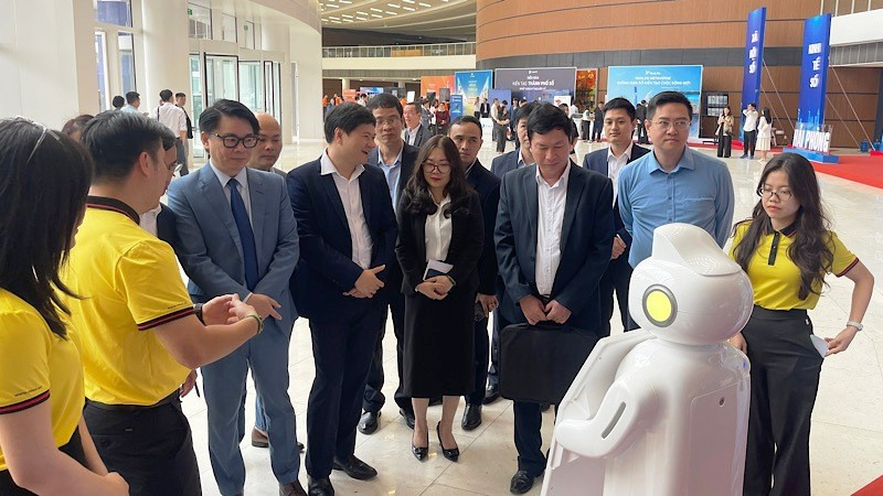 Đại biểu tham quan gian hàng công nghệ tại Diễn đàn kiến tạo thành phố số của Hải Phòng năm 2025. (Ảnh minh họa: XUÂN TRƯỜNG)