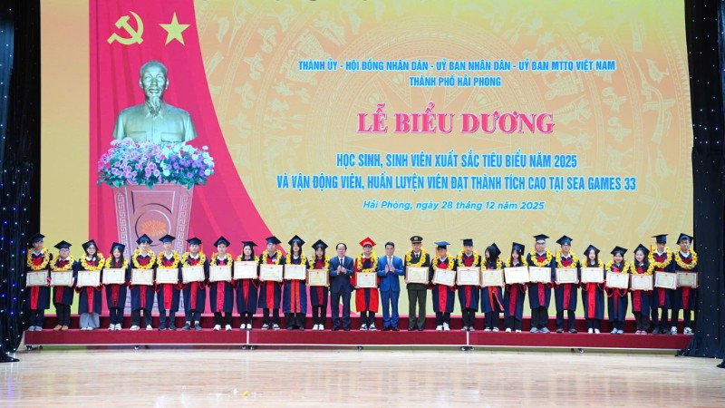 Lãnh đạo thành phố Hải Phòng biểu dương học sinh, sinh viên xuất sắc tiêu biểu năm 2025.