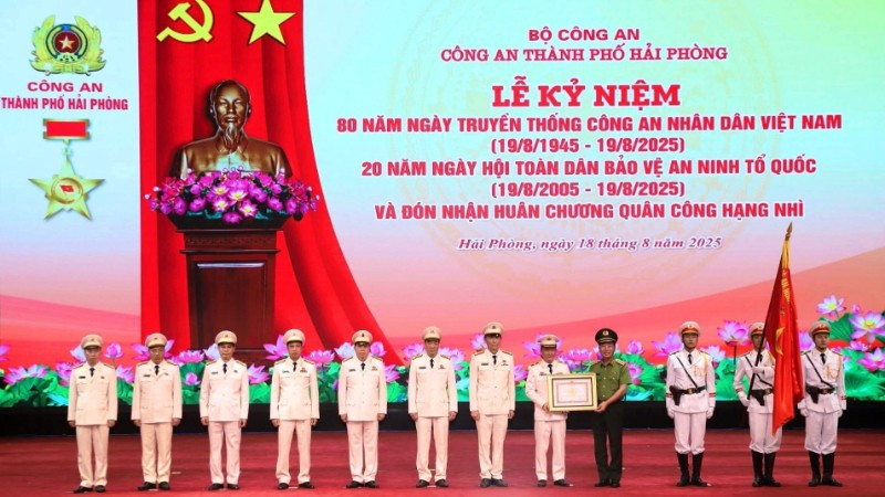 Thượng tướng Trần Quốc Tỏ, Ủy viên Trung ương Đảng, Thứ trưởng Công an, trao Huân chương Quân công hạng Nhì cho Công an thành phố Hải Phòng.
